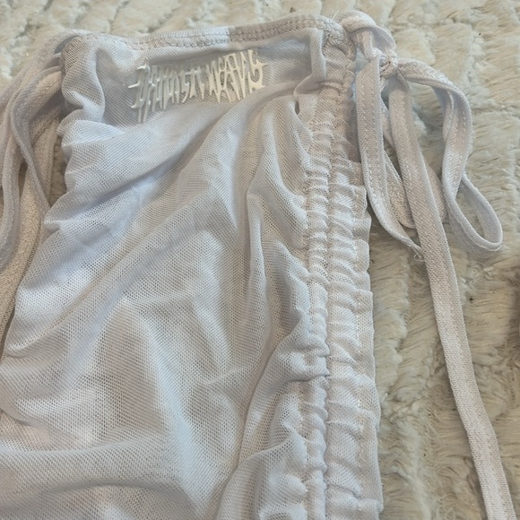 Dolls Kill Darker WAVS Mesh White Ruched Gloves & leg sleeve w/chain - Picture 4 of 12